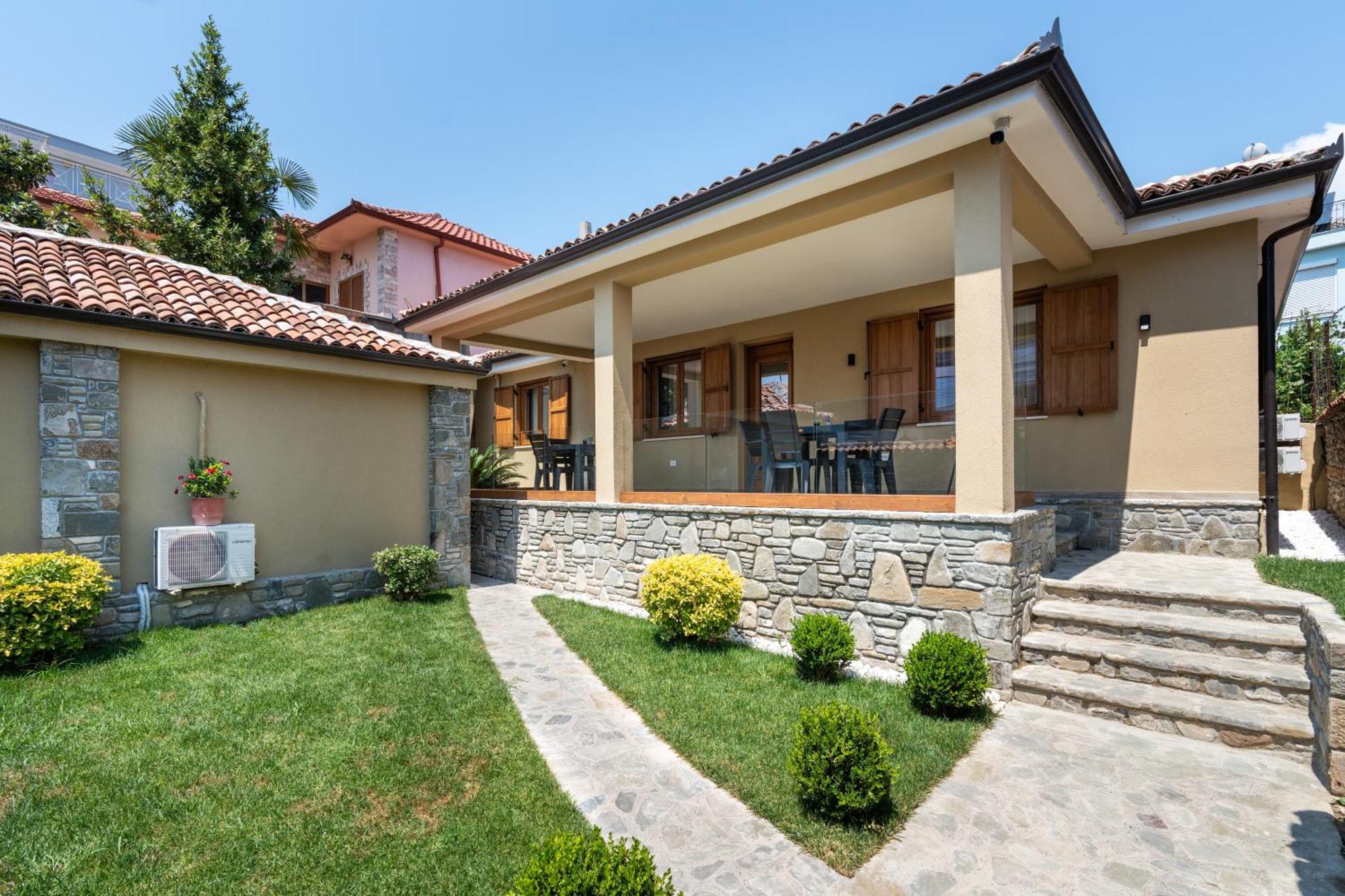 Villa Zoi A Stay To Remember I Located Inside The Castle Of Elbasan, On A Historic Roman Road Via Egnatia I Homemade Breakfast Exterior photo